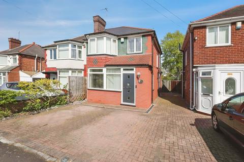 3 bed property, in Chipperfield Road, £240,000