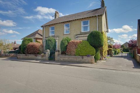 4 bed property, in Wood Street, £500,000