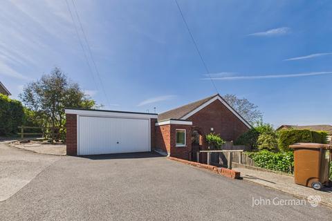 3 bed property, in Hawthorn Crescent, £300,000