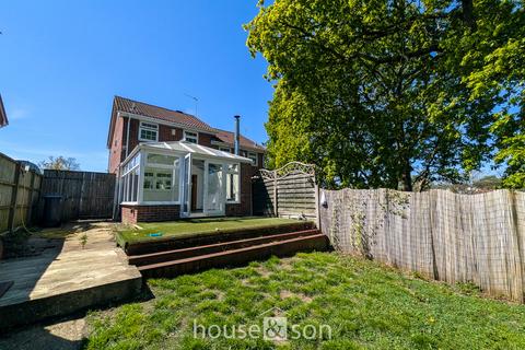 2 bed property, in Norcliffe Close, £290,000
