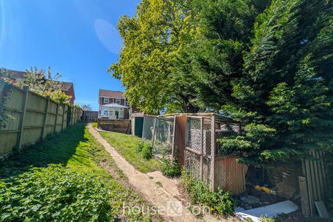 2 bed property, in Norcliffe Close, £290,000