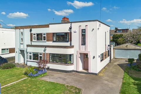 3 bed property, in Bulkington Lane, £350,000