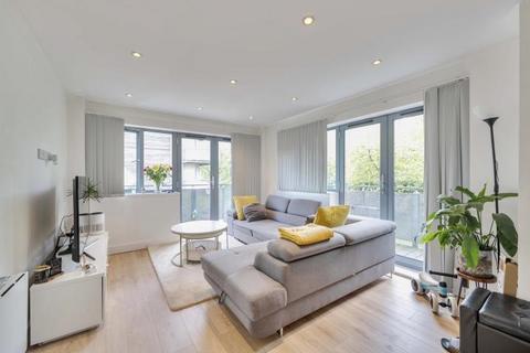 2 bed property, in Aqua House, £220,000