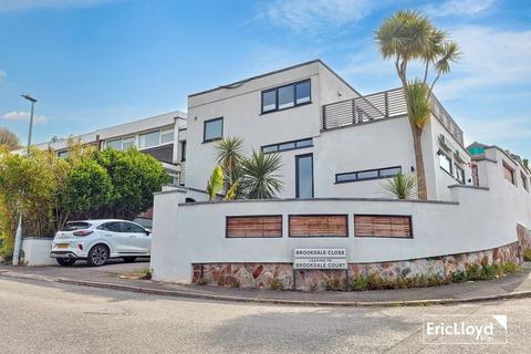 5 bed property, in Brookdale Close, £615,000