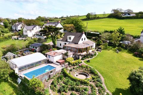 4 bed property, in Horns Cross, £595,000