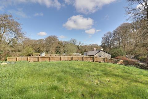 2 bed property, in Torrington, £180,000
