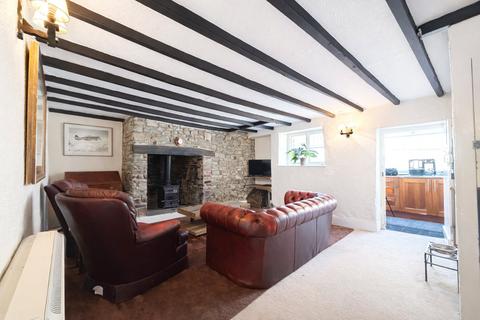 2 bed property, in Torrington, £180,000