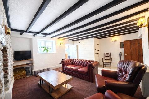 2 bed property, in Torrington, £180,000