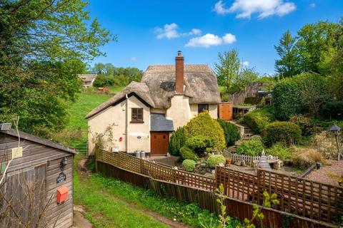 2 bed property, in Knowle, £325,000