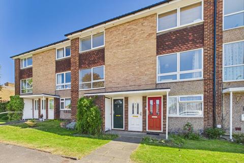 2 bed property, in Shelley Close, £299,500