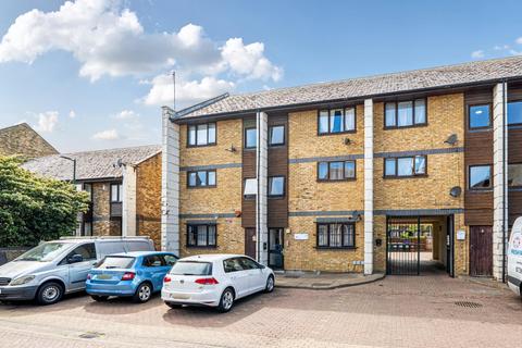 1 bed property, in Manor Close, £200,000