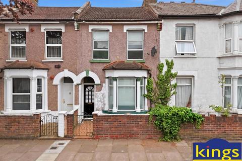 3 bed property, in Somerset Road, £425,000