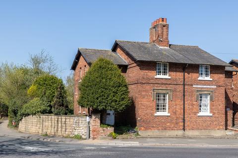 2 bed property, in Town Street, £225,000