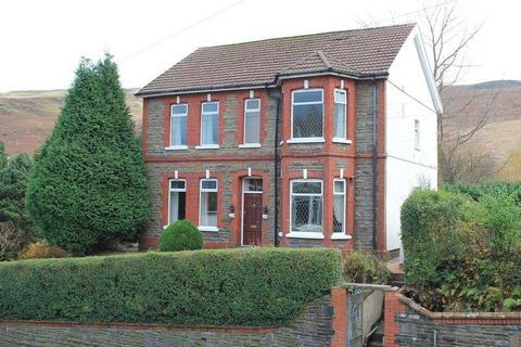 4 bed property, in High Street, £410,000