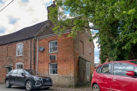 2 bed property, in Upper Street, £195,000