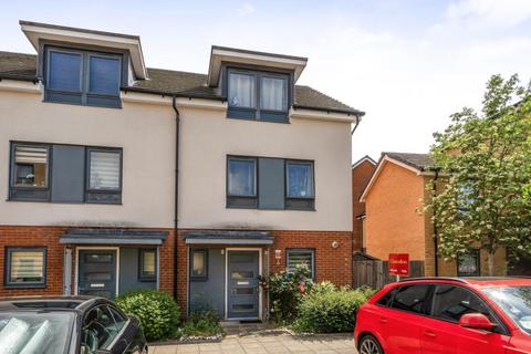 3 bed property, in Padworth Avenue, £475,000