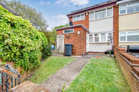 2 bed property, in Wellington Road, £155,000