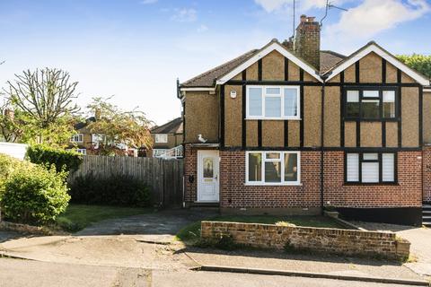 3 bed property, in Maxwell Close, £600,000