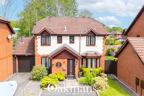 4 bed property, in Pine Woods, £390,000