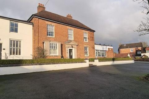2 bed property, in Main Road, £250,000