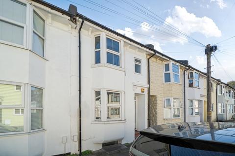 4 bed property, in St. Mary Magdalene Street, £425,000