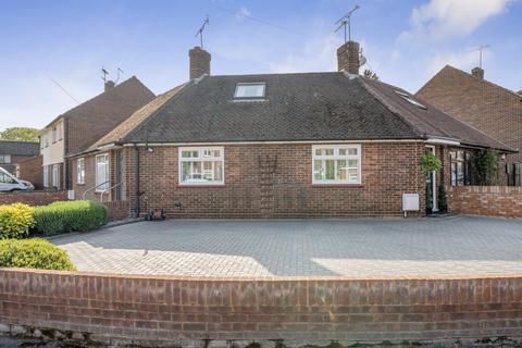 2 bed property, in Peel Close, £465,000
