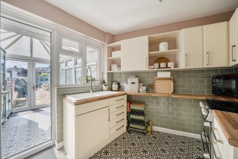 2 bed property, in Peel Close, £450,000