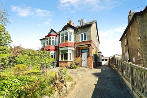 5 bed property, in Woodland Road, £325,000
