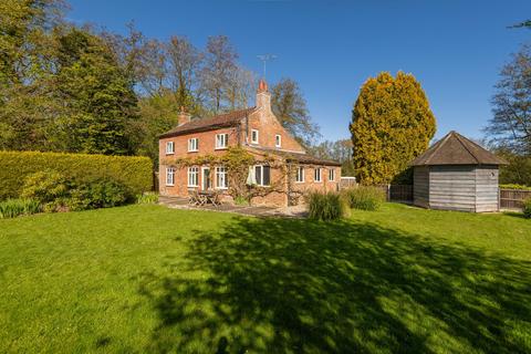 4 bed property, in Hall Road, £550,000