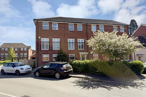 3 bed property, in Hunt Close, £310,000