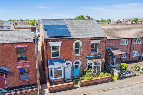 3 bed property, in Sandford Avenue, £180,000