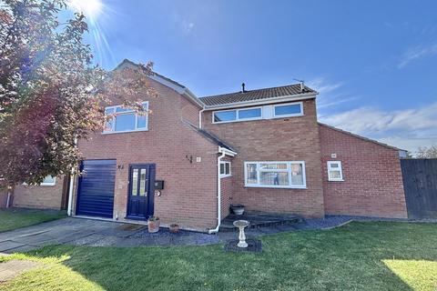 4 bed property, in Lewis Way, £425,000