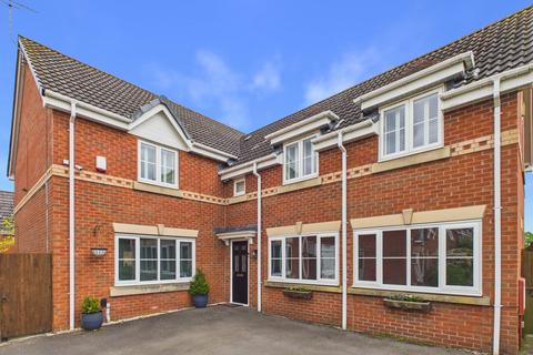 4 bed property, in Old School Drive, £425,000
