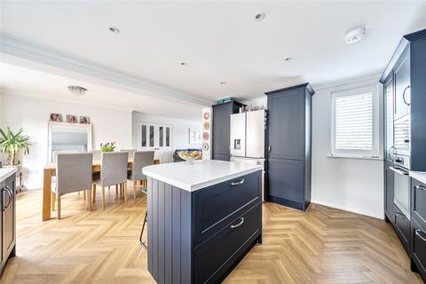 4 bed property, in Highfield Road, £550,000