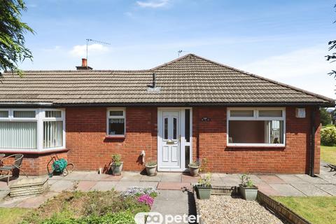 2 bed property, in Carisbrooke Way, £375,000