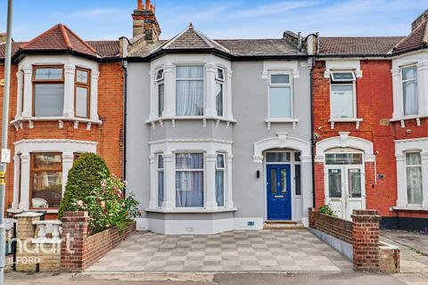 3 bed property, in Betchworth Road, £525,000