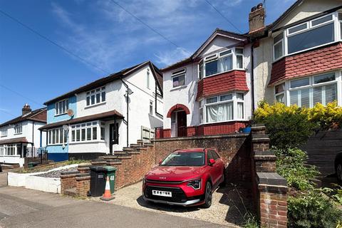 3 bed property, in Ashurst Road, £585,000