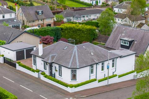 3 bed property, in Victoria Avenue, £325,000