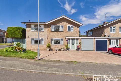 5 bed property, in South Ridge, £700,000
