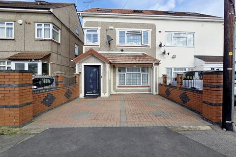 5 bed property, in Gledwood Gardens, £750,000