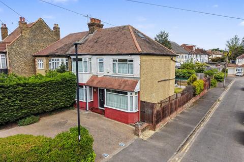 5 bed property, in Carterhatch Lane, £675,000