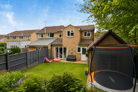 4 bed property, in Faringdon Avenue, £300,000