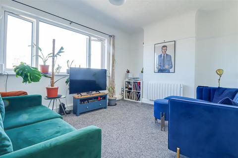 3 bed property, in Rectory Grove, £250,000