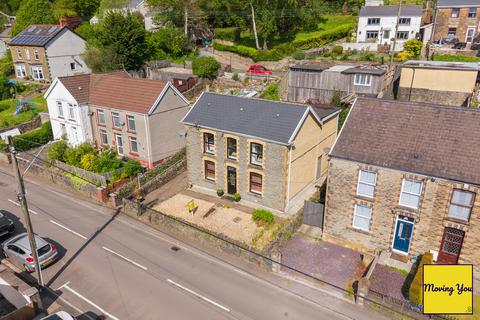 4 bed property, in New Road, £290,000