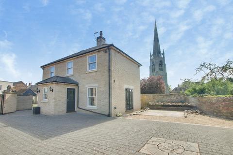 3 bed property, in Market Place, £325,000