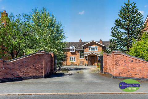 8 bed property, in Main Street, £1,200,000