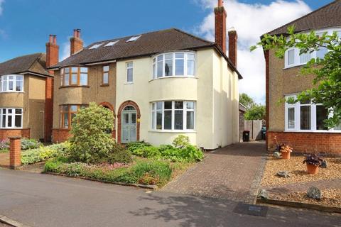 3 bed property, in Gloucester Road, £425,000