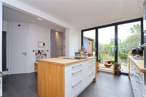 3 bed property, in Gloucester Road, £400,000