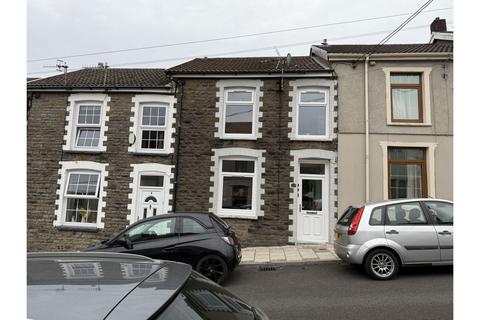 3 bed property, in Greenfield Street, £129,000
