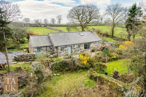 2 bed property, in Garndolbenmaen, £400,000